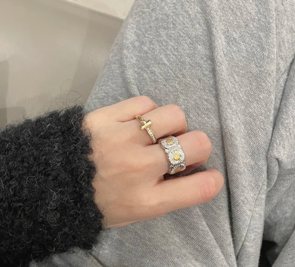 
A4886 👑爆款 中古系列🌼Vintage 小雏菊 拉丝戒指，绽放指尖的复古浪漫每一次佩戴，都是一次