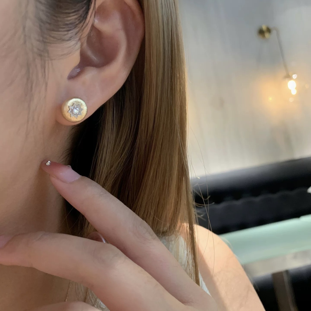 
A4825 👄独立设计师爆款 八芒星 豆豆 黄金耳钉 必入款！超级超级百搭 经典款永不过时 秋冬必备单