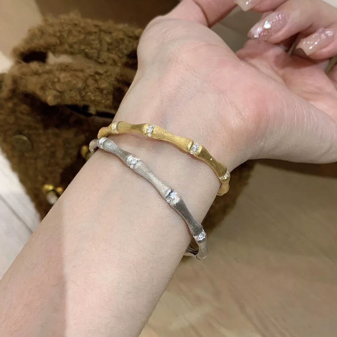 
A4686 👑独立设计师款 火爆🎉时尚圈 精致 竹节 拉丝手镯 高端定制925纯银微镶顶级工艺 18K
