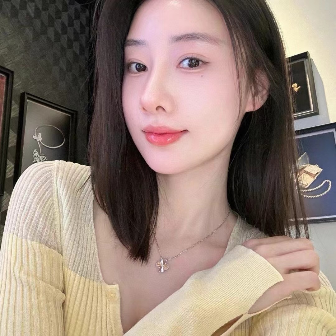 👑 梵家 圣诞限量款 超级惊喜呀！香槟金 玑镂 四叶草 项链 超级显白各位宝宝们,必须入手啊实物真的超级