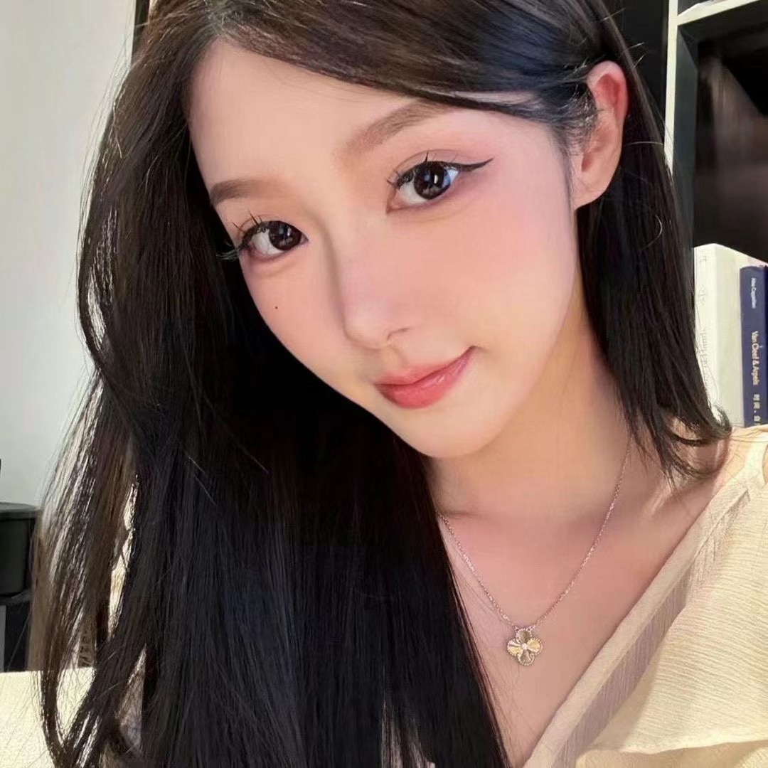 👑 梵家 圣诞限量款 超级惊喜呀！香槟金 玑镂 四叶草 项链 超级显白各位宝宝们,必须入手啊实物真的超级