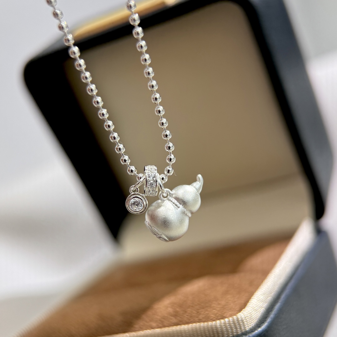 Elegant Silver Gourd Necklace with High Carbon Diamond Accents