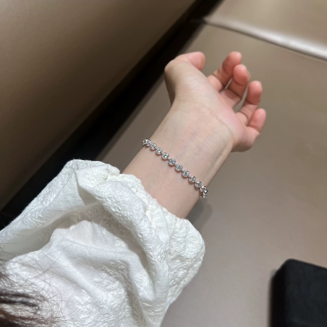 
A4951👄T家 新款 雨点 满天星手链 高端定制 低调奢华 大气美腻 精选德国进口s925纯银材质电
