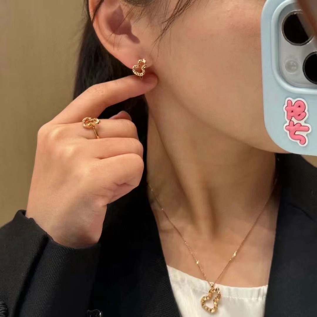 
A1753 👑  新款 麒麟珠宝 铆钉 镂空 小号葫芦 耳圈 高级珠宝 采用中国元素与现代设计融合 W