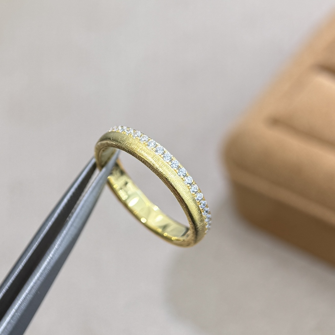 
A4532  👑爆款 经典 简约 单排钻 拉丝 戒指💍 虽然是小圈戒，但是份量满满，做的细腻拉丝，有绸