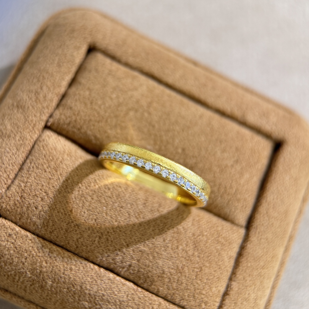 
A4532  👑爆款 经典 简约 单排钻 拉丝 戒指💍 虽然是小圈戒，但是份量满满，做的细腻拉丝，有绸