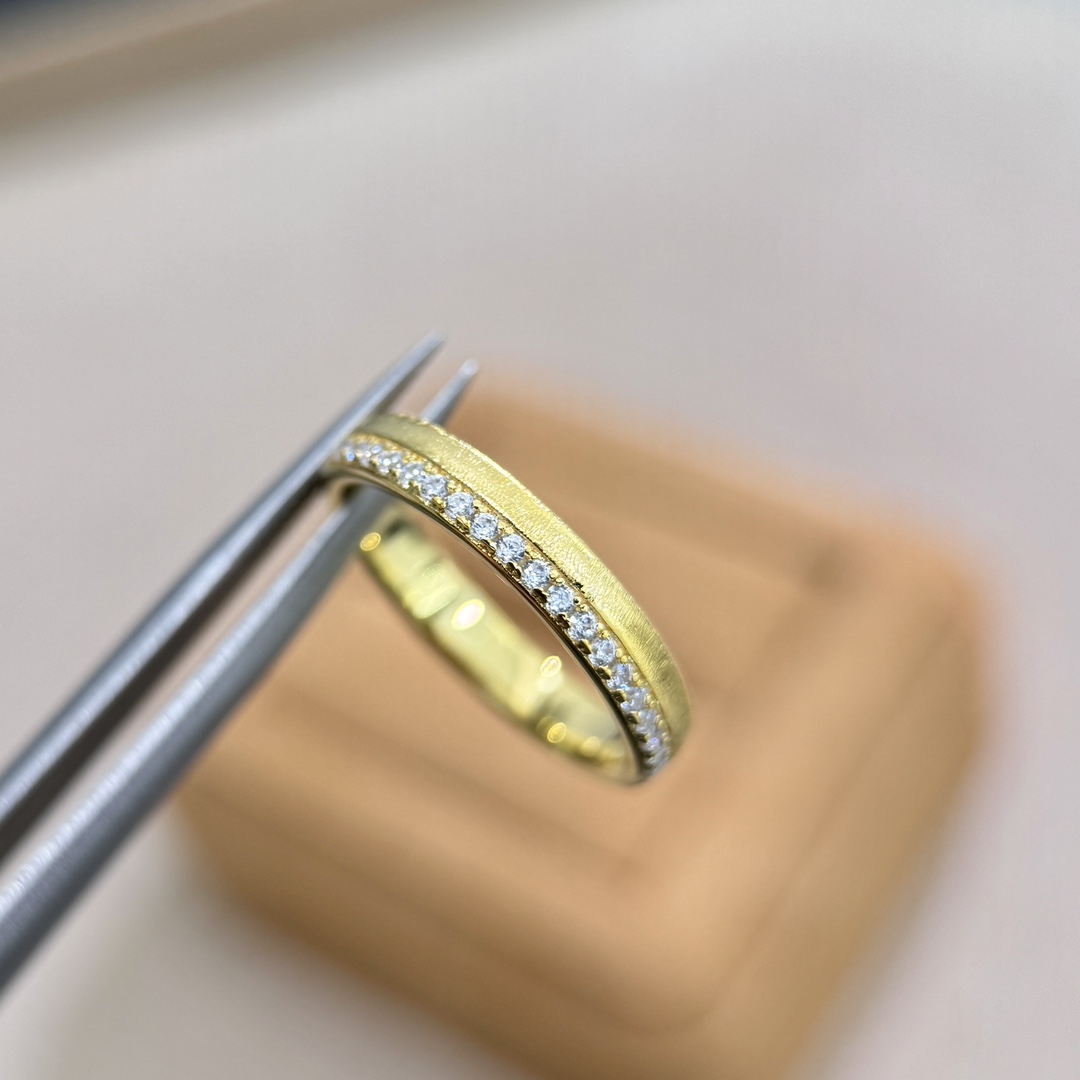 
A4532  👑爆款 经典 简约 单排钻 拉丝 戒指💍 虽然是小圈戒，但是份量满满，做的细腻拉丝，有绸