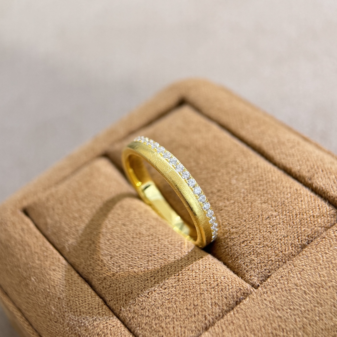 
A4532  👑爆款 经典 简约 单排钻 拉丝 戒指💍 虽然是小圈戒，但是份量满满，做的细腻拉丝，有绸