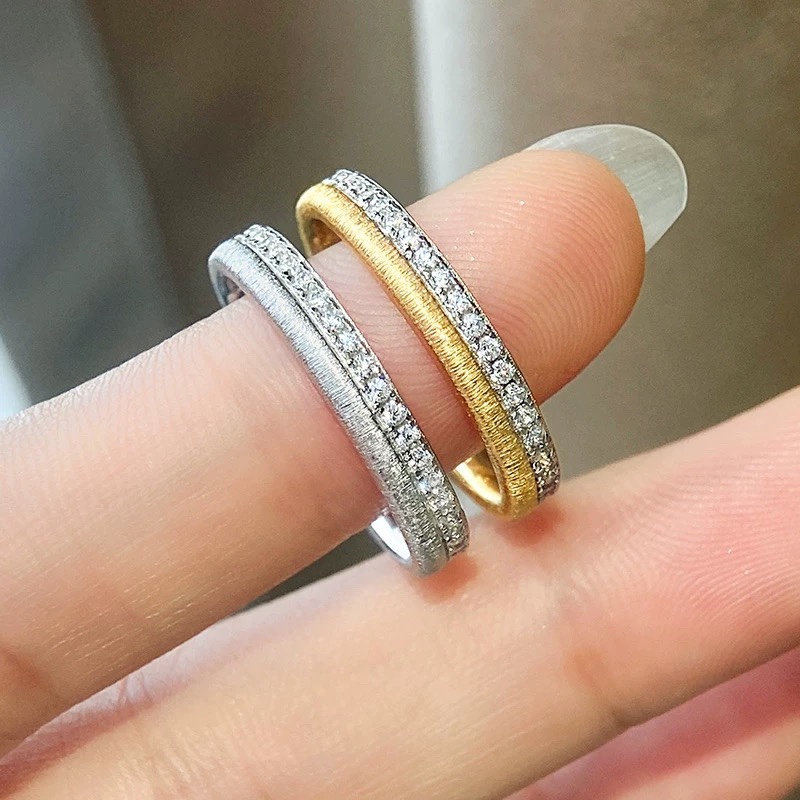 
A4532  👑爆款 经典 简约 单排钻 拉丝 戒指💍 虽然是小圈戒，但是份量满满，做的细腻拉丝，有绸