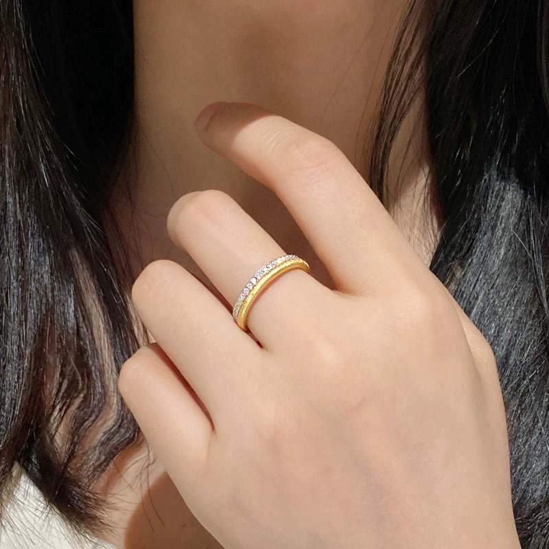
A4532  👑爆款 经典 简约 单排钻 拉丝 戒指💍 虽然是小圈戒，但是份量满满，做的细腻拉丝，有绸