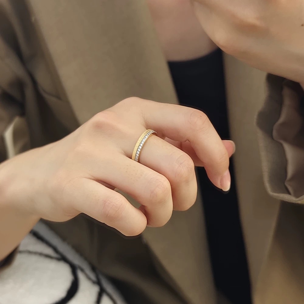 
A4532  👑爆款 经典 简约 单排钻 拉丝 戒指💍 虽然是小圈戒，但是份量满满，做的细腻拉丝，有绸