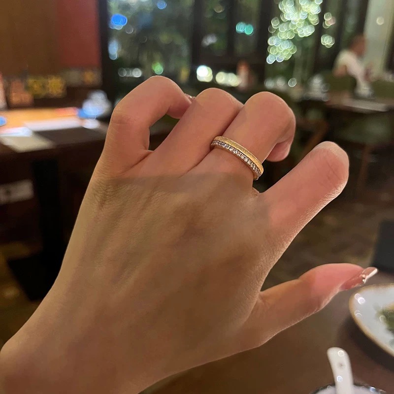 
A4532  👑爆款 经典 简约 单排钻 拉丝 戒指💍 虽然是小圈戒，但是份量满满，做的细腻拉丝，有绸