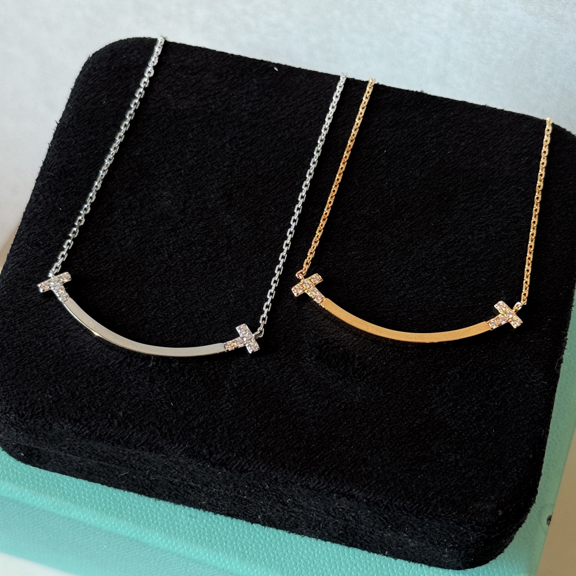 NO:105543,T-home new medium smiley half-diamond necklace. Smile is in a good mood every day, classic smile necklace, fried chicken essence, and a few streets away from the market. Gilded, the upper body effect is very beautiful!  Platinum Rose Gold Two-color Necklace, Jewelry Boutique, Necklace, Gold Plating19860909T家 新款 中号 笑脸 半钻项链.smile每天好心情,经典款微笑项链,炒鸡精工,甩市场货几条街.镀金,上身效果非常美！铂金 玫瑰金两色 项链,饰品精品,necklace,gold plating,Jewelry