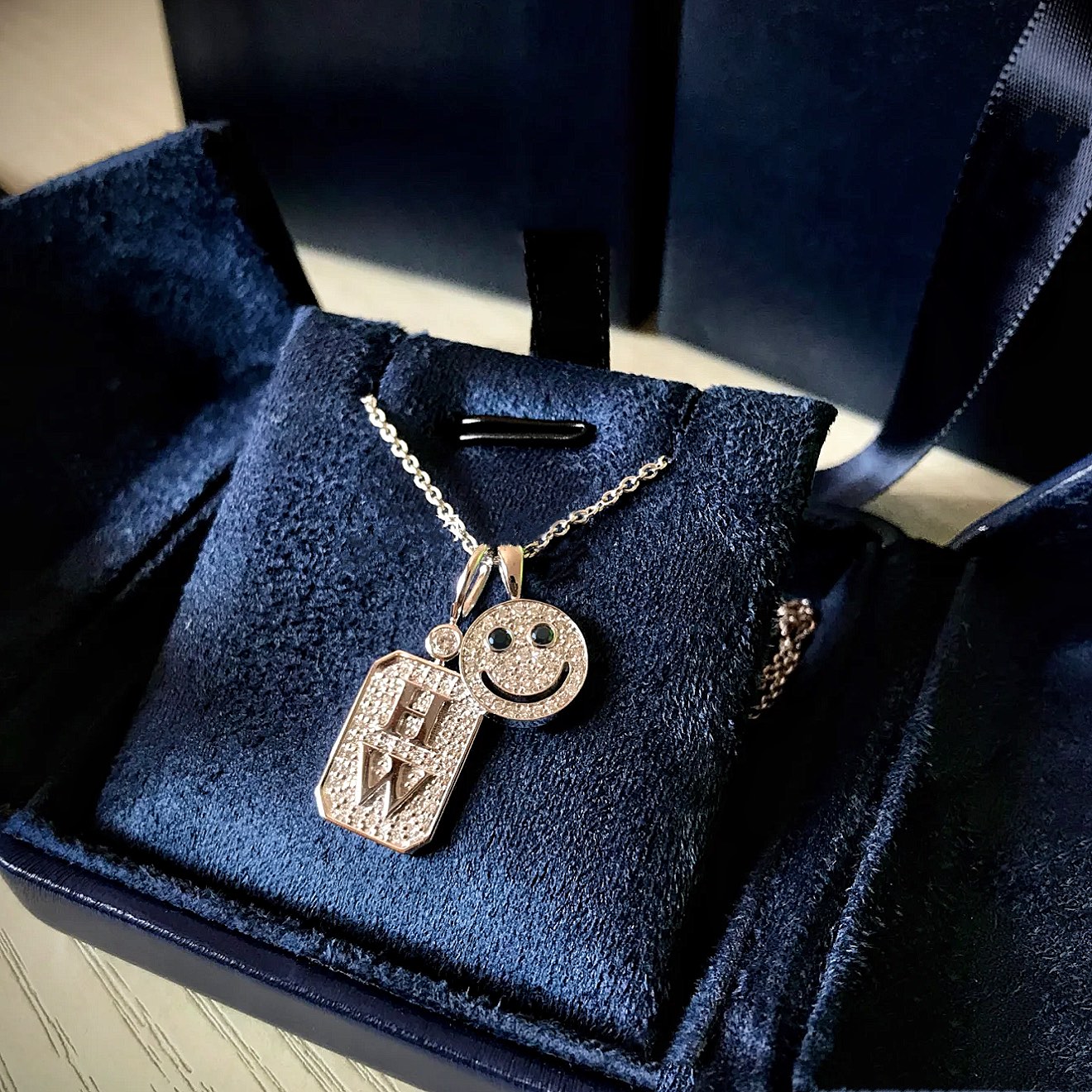 NO:114428,Big brand HW letter brand Smiling face Full diamond necklace, high-end electroplated 18k gold, thick texture, delicate workmanship, another poison, can be worn by couples very individually, keep it yourself, must keep it yourself Platinum necklace, jewelry quality, necklace19860909大牌 HW字母牌 笑脸 满钻项链,高端电镀18k金 质感厚实,做工细腻,又一毒物,可做情侣佩戴非常的个性,自留,必须自留 铂金色 项链,饰品精品,necklace,Jewelry
