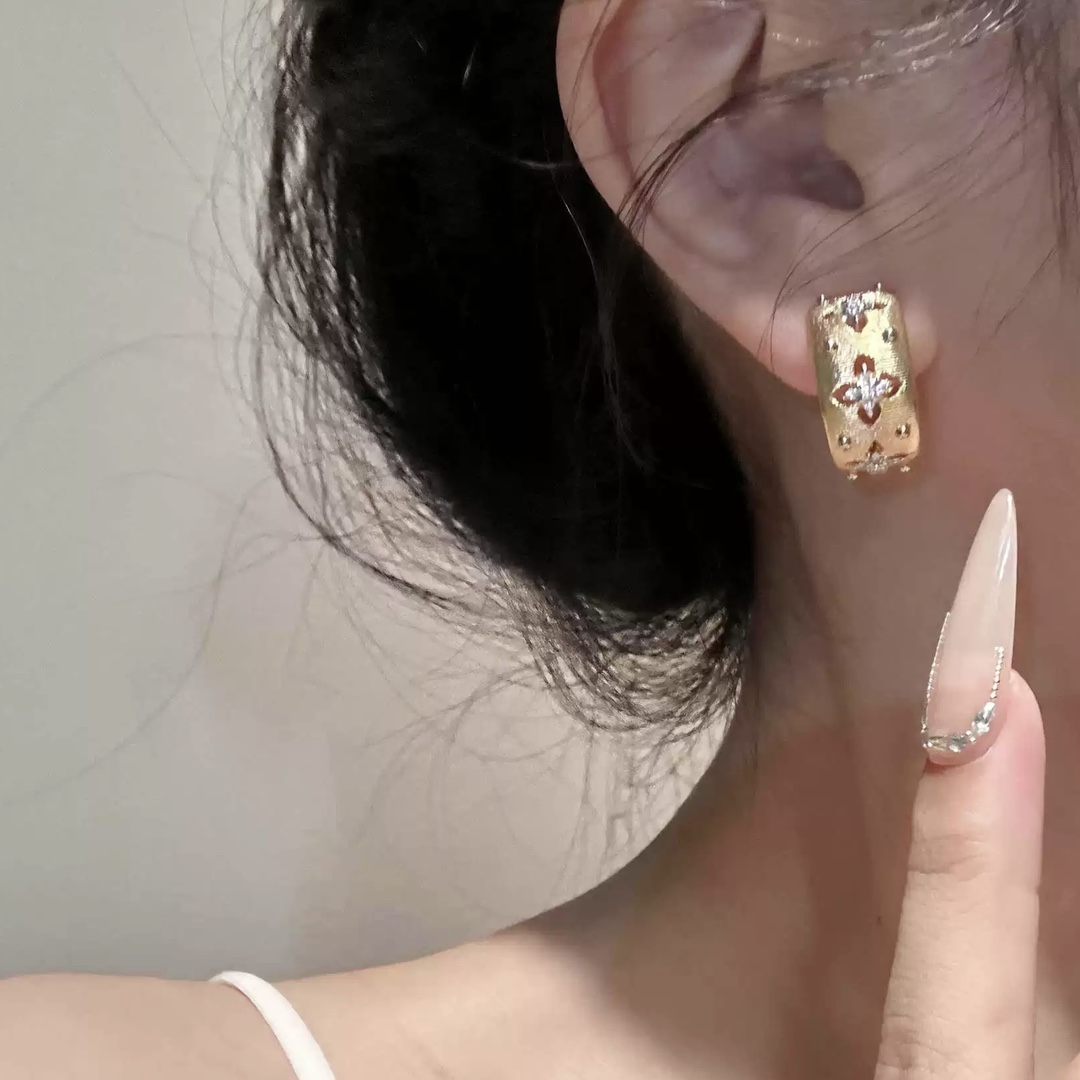 
A3939 👑中古系列 新款 复古拉丝 镂空 四叶草 🍀分色耳拍 白金拼黄金色镂空设计 高级意大利宫庭