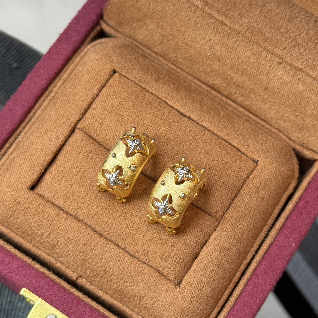 
A3939 👑中古系列 新款 复古拉丝 镂空 四叶草 🍀分色耳拍 白金拼黄金色镂空设计 高级意大利宫庭