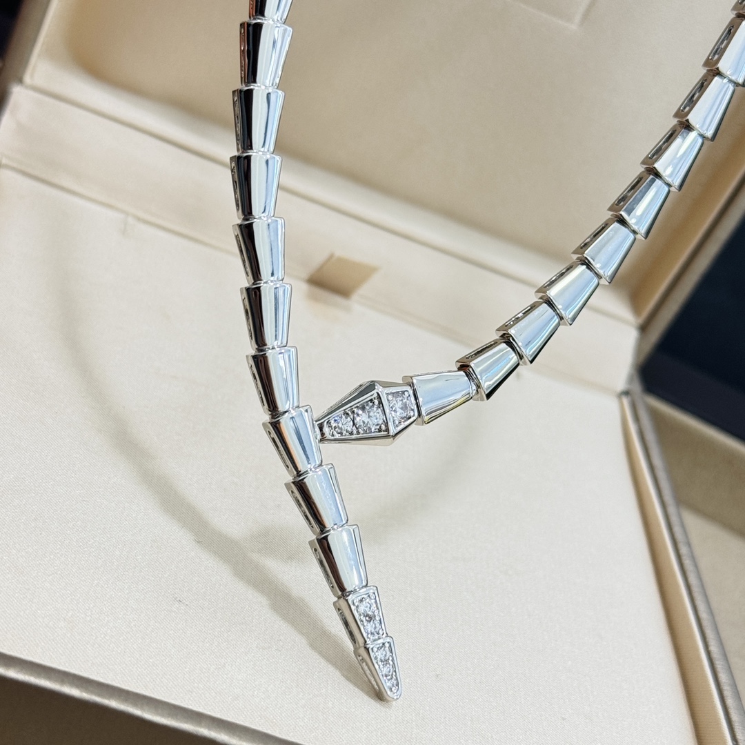 纯银项链515   亚金材质 
A5381 👑 BV🆕新款 奢侈  半钻💎蛇项链。以令人沉醉的绝妙设计捕