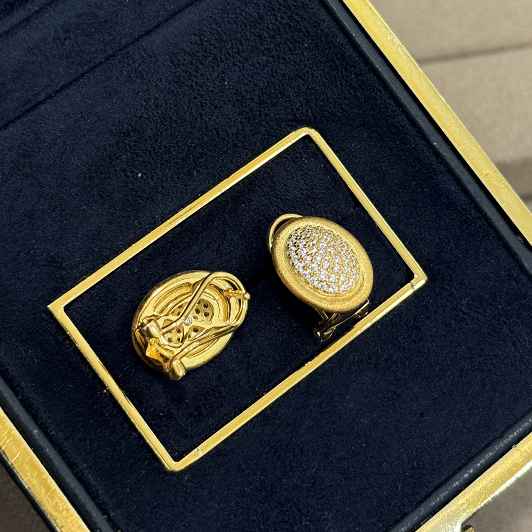  
A5149  👑 独立设计师 简约 鸽子蛋 钻石💎拉丝耳钉 切割面无敌的细碎同时钻折射出来的闪烁度，