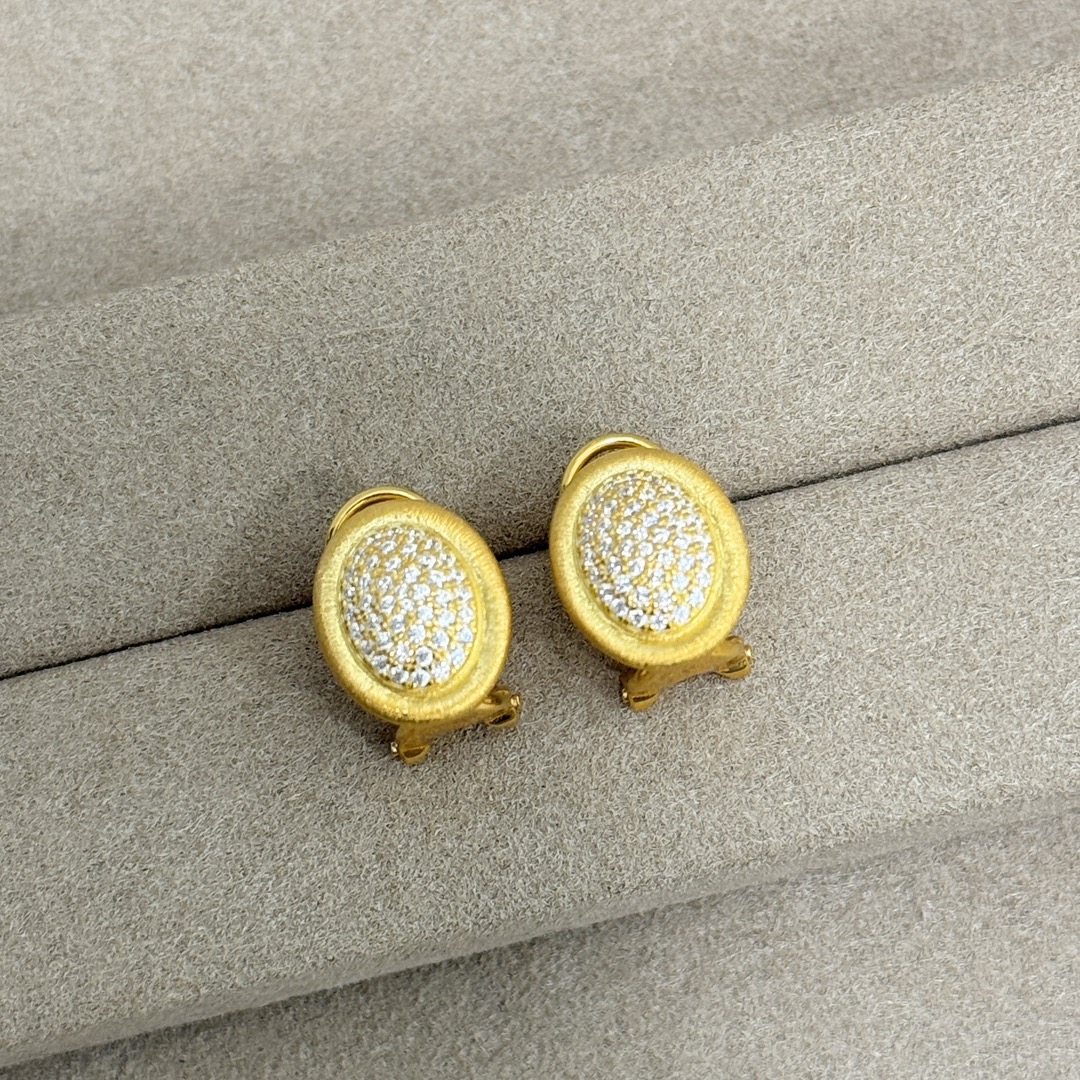  
A5149  👑 独立设计师 简约 鸽子蛋 钻石💎拉丝耳钉 切割面无敌的细碎同时钻折射出来的闪烁度，