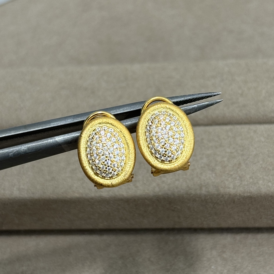  
A5149  👑 独立设计师 简约 鸽子蛋 钻石💎拉丝耳钉 切割面无敌的细碎同时钻折射出来的闪烁度，