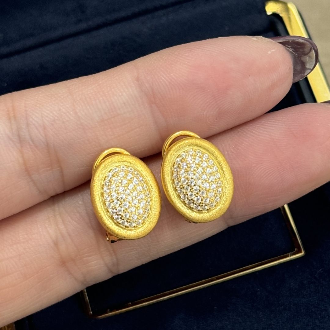  
A5149  👑 独立设计师 简约 鸽子蛋 钻石💎拉丝耳钉 切割面无敌的细碎同时钻折射出来的闪烁度，