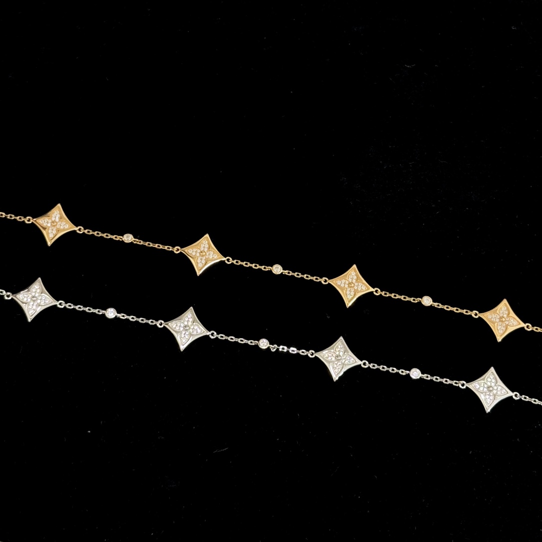 
A5183 👑驴家 新款 Blossom系列 小清新 镂空 四叶草 多花 手链 ～精致的花朵既可共同盛