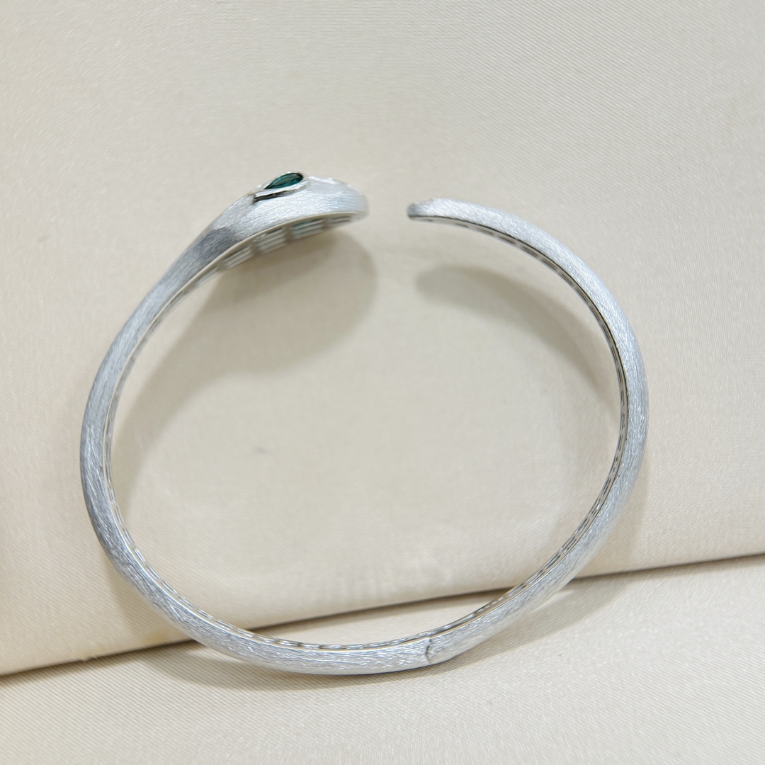 
A4767 👄设计师款 灵蛇系列 红宝石眼睛 拉丝 磨砂手镯  手工手抛 完全无死角 市面最高版本 超
