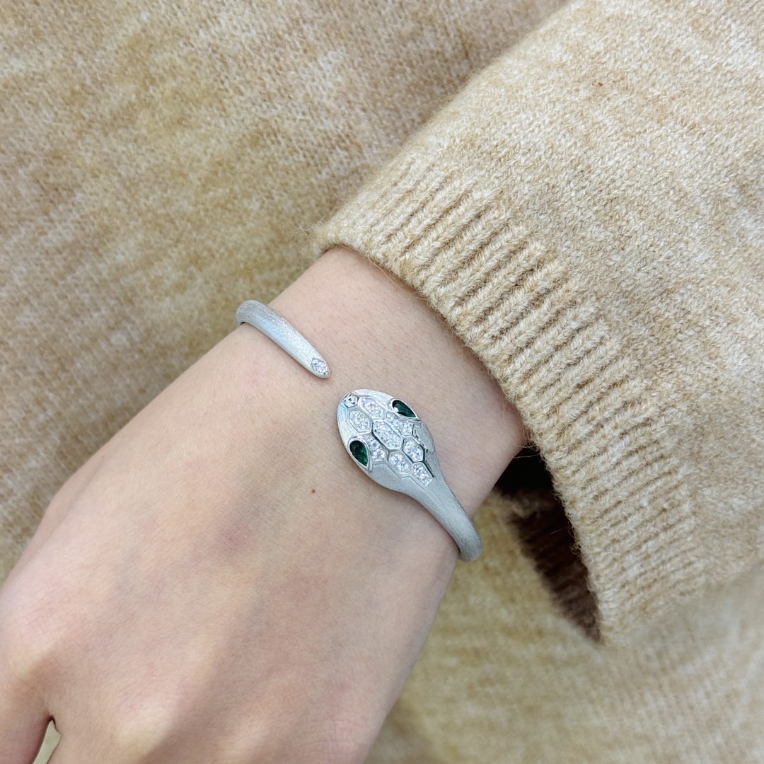 
A4767 👄设计师款 灵蛇系列 红宝石眼睛 拉丝 磨砂手镯  手工手抛 完全无死角 市面最高版本 超