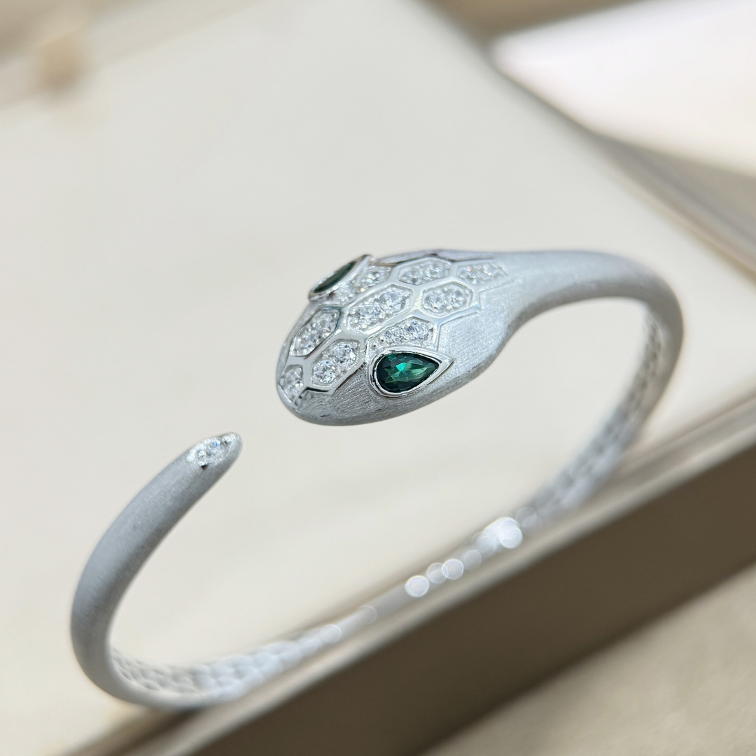 
A4767 👄设计师款 灵蛇系列 红宝石眼睛 拉丝 磨砂手镯  手工手抛 完全无死角 市面最高版本 超