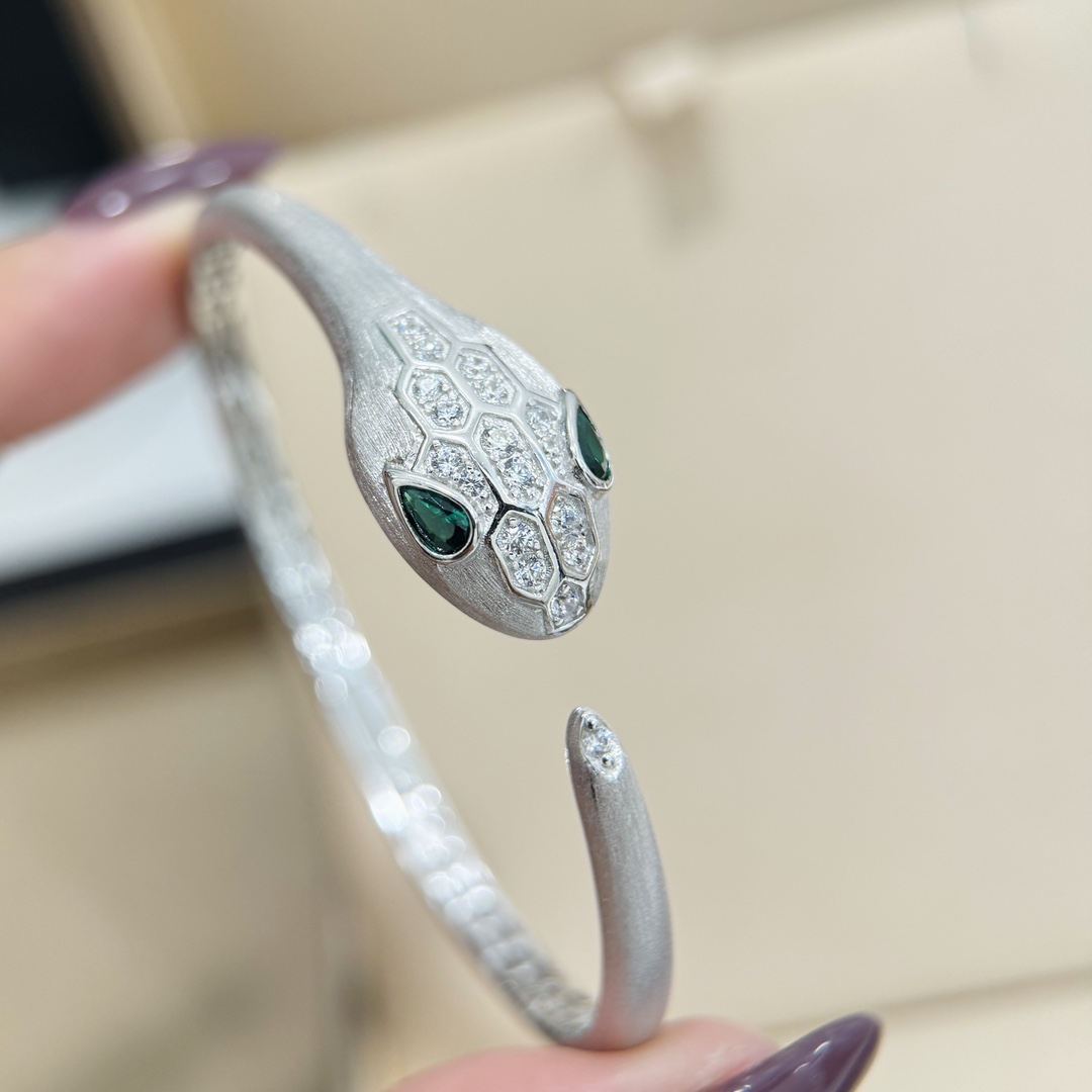 
A4767 👄设计师款 灵蛇系列 红宝石眼睛 拉丝 磨砂手镯  手工手抛 完全无死角 市面最高版本 超