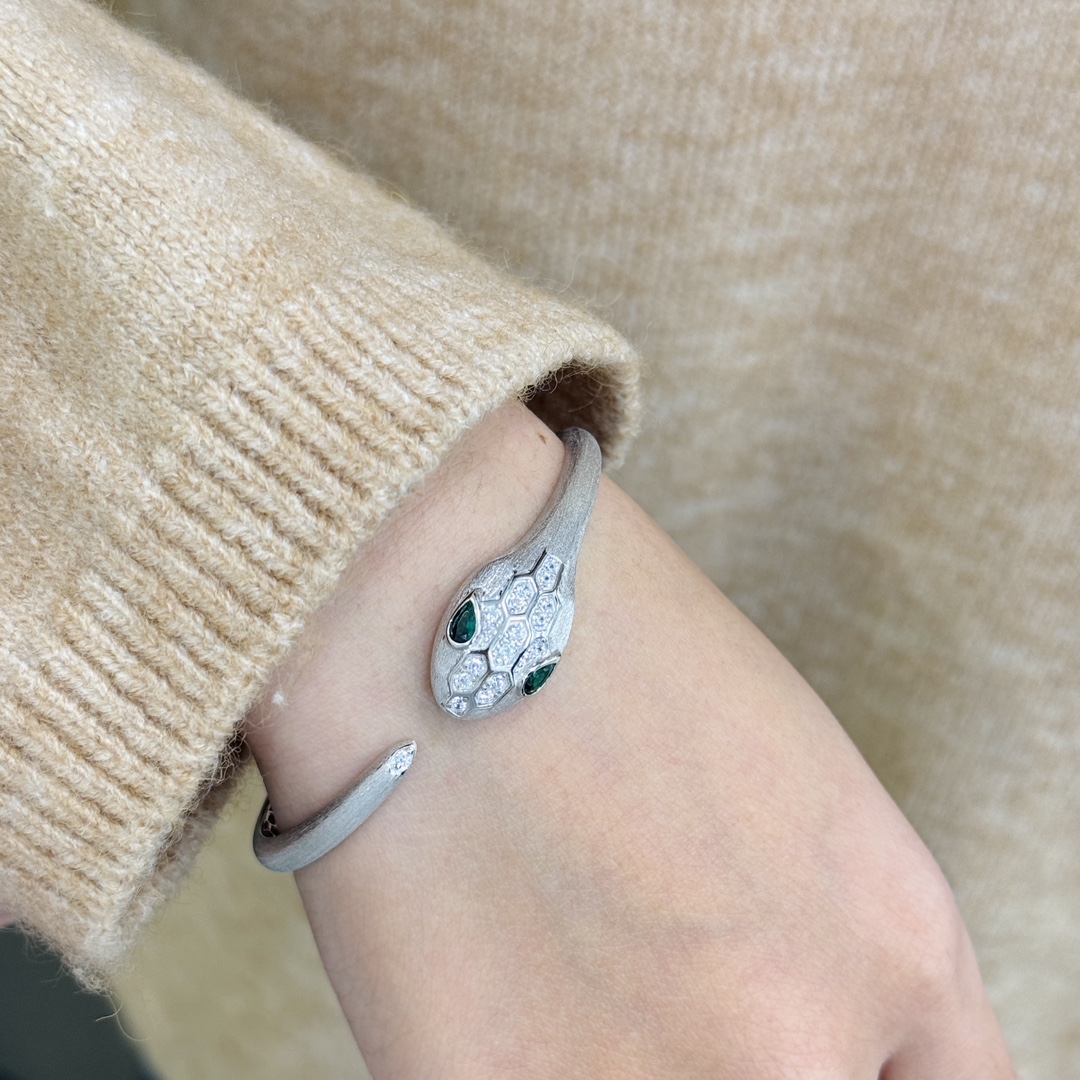 
A4767 👄设计师款 灵蛇系列 红宝石眼睛 拉丝 磨砂手镯  手工手抛 完全无死角 市面最高版本 超