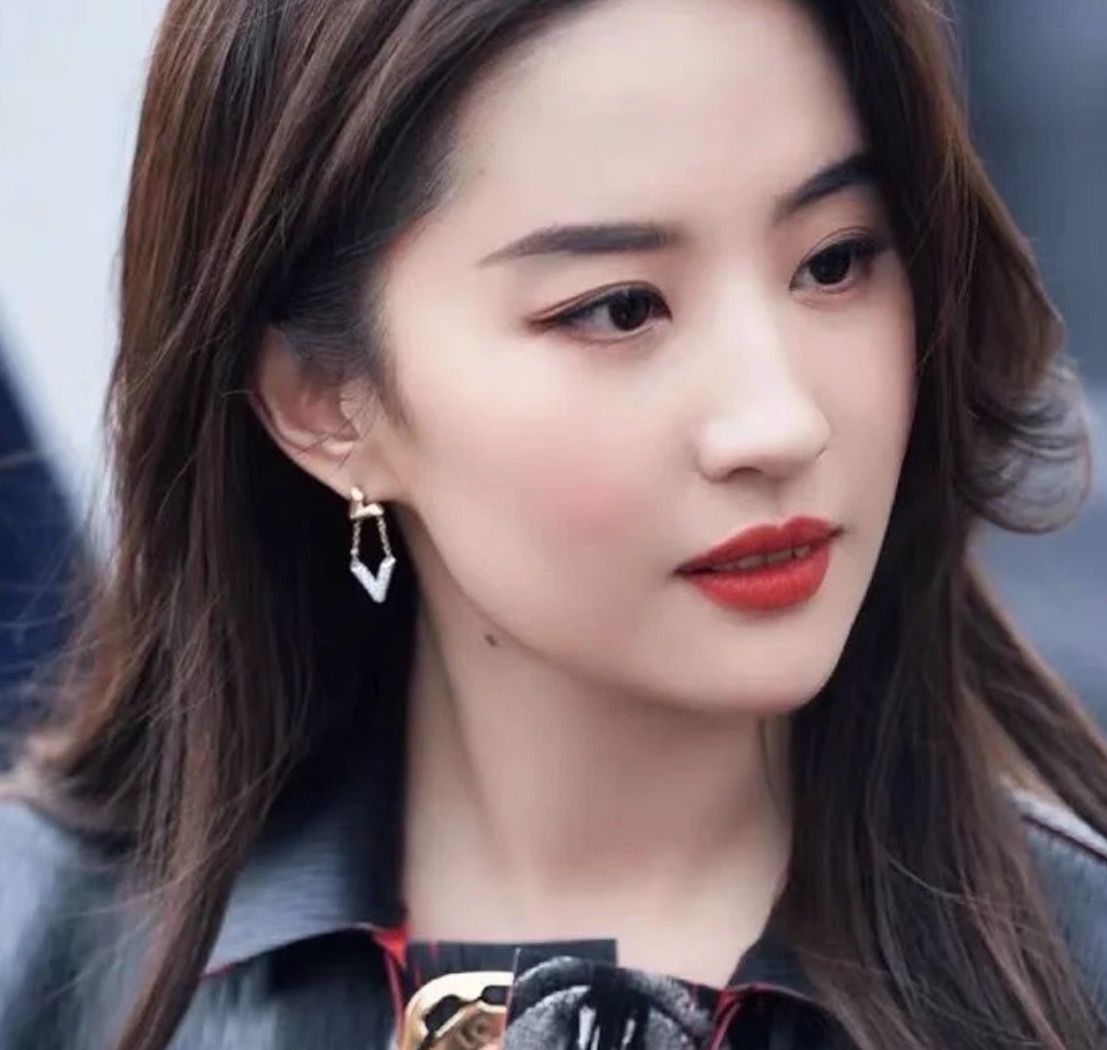 
A4994 👑  驴家 经典 V字 半钻 双色耳环 可拆卸N种戴法 与你相配，以我们的爱情镌刻定制独一