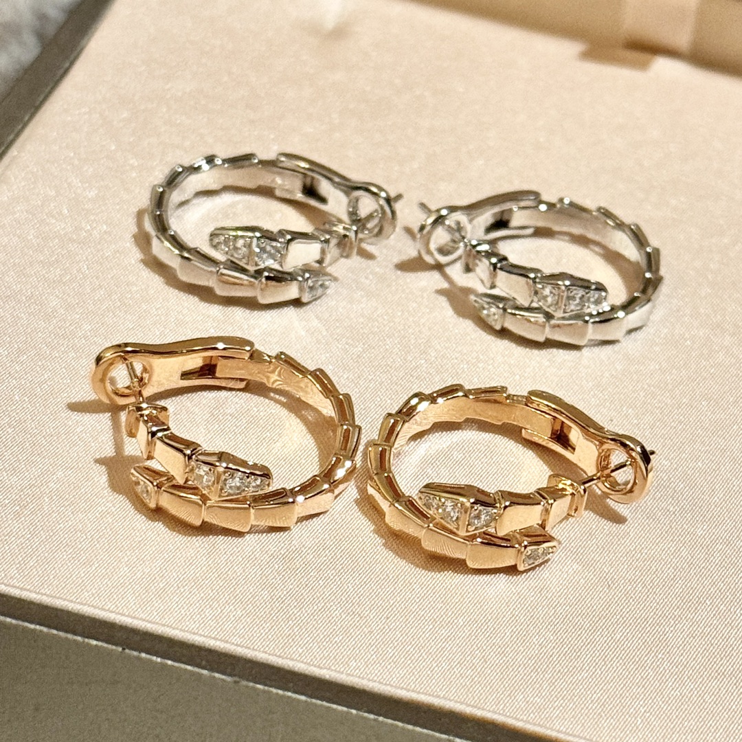 NO:108056,BV Home New Serpenti Snake Series Half Diamond Snake Ear Shot Selected imported German material electroplated 18k gold Ultra high quality Exquisite beauty Luxury and low-key Daily style earrings Platinum Rose gold Two colors Electroplated thick gold, jewelry boutique, bottega veneta19860909BV家 新款 Serpenti蛇系列 半钻 蛇 耳拍 精选德国进口材质电镀18k金 超高品质 精致做美翻了 奢华低调 日常款耳钉 白金色 玫瑰金两色 电镀厚金,饰品精品,bottega veneta,Jewelry