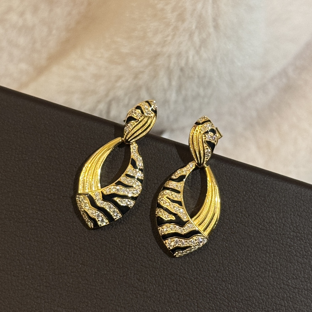 
A4979 👑独立设计师款 火爆🎉时尚 精致 珐琅 斑马纹 镂空 耳钉 高端定制925纯银微镶顶级工艺