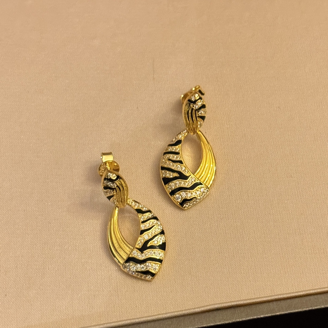 
A4979 👑独立设计师款 火爆🎉时尚 精致 珐琅 斑马纹 镂空 耳钉 高端定制925纯银微镶顶级工艺