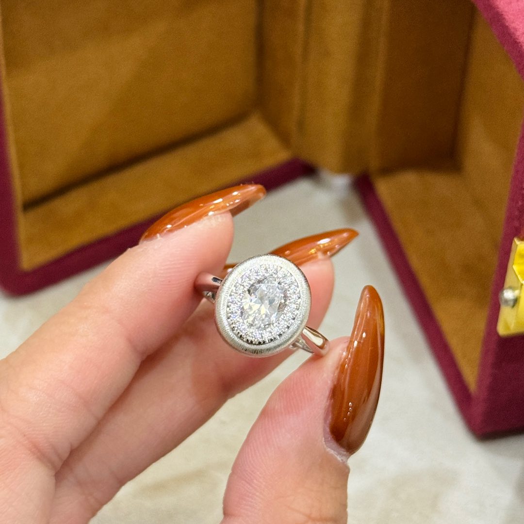 
A5343  👑 【仿真钻】鸽子蛋 钻石💎拉丝 戒指用钻石的切割工艺来切割人工钻，一定要入了去感受一下