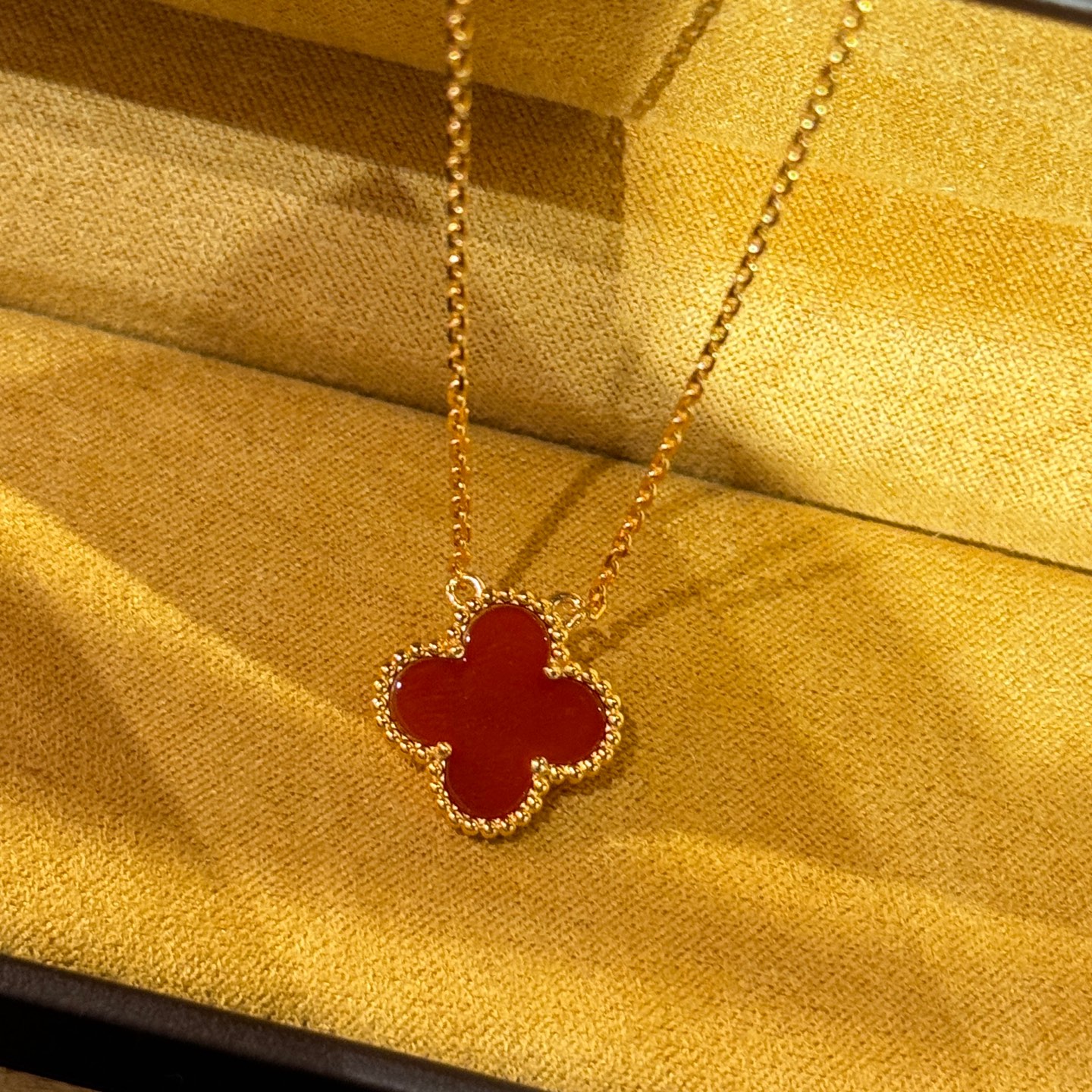 NO:588734,New Year's Red Fanjia Red Agate Four-leaf Clover Single Flower Necklace Original Diamond Buckle Double-sided High-end Electroplating 18K Gold Complex Workmanship Seiko Details The Original Design is Unique and Makes People Fall in Love at First Sight CNC Diamond Buckle Electroplated Thick Gold Necklace, Boutique Jewelry, Necklace19860909新年红 梵家 红玛瑙 四叶草单花 项链 原版 菱形扣 双面 高端电镀18K金 做工复杂 精工细节 原版打造设计独特教人一见倾心佩戴美美哒 CNC菱形扣 电镀厚金项链,饰品精品,necklace,Jewelry