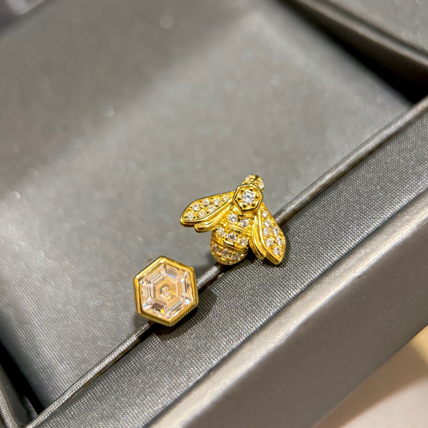  
A4789 👑 巴黎新款 蜂窝 蜜蜂🐝 不对称耳钉  高端定制✨沿用尚美蜂窝Bee My Love 