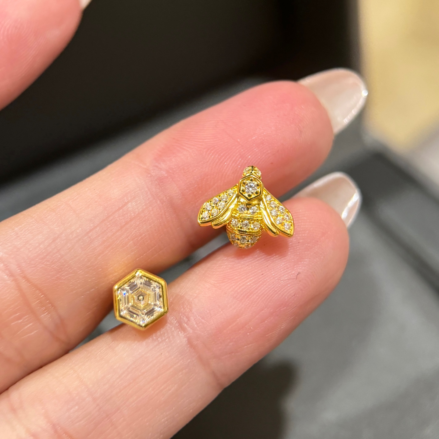  
A4789 👑 巴黎新款 蜂窝 蜜蜂🐝 不对称耳钉  高端定制✨沿用尚美蜂窝Bee My Love 
