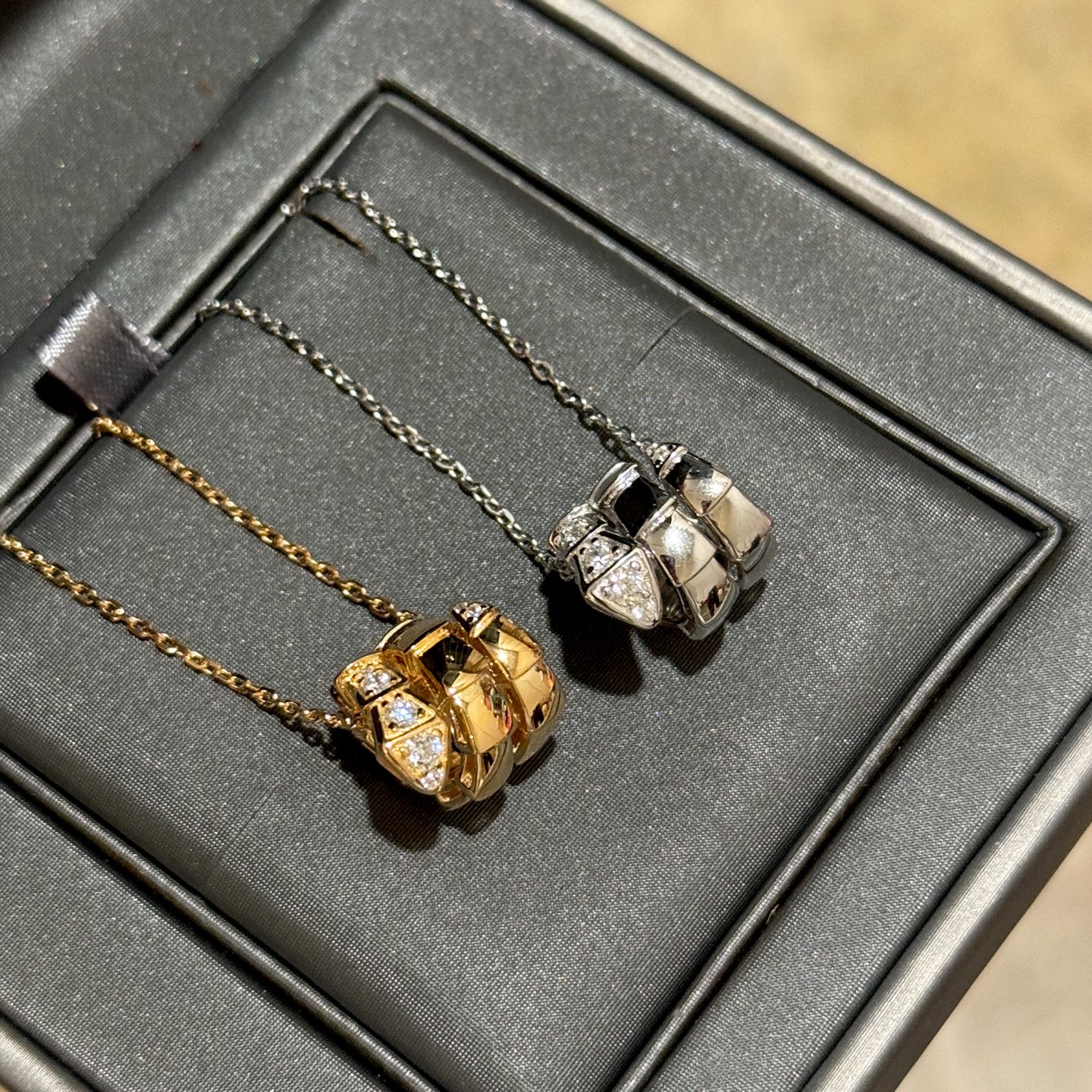 NO:108054,Popular, double-layer, half-diamond snake necklace, full of texture, heavy-duty, look at workmanship, look at the details, look at the stones, they are all inlaid, luxury and beautiful, rose gold and platinum, super fairy necklace, jewelry quality, necklace19860909火爆 双层 半钻蛇项链 质感十足 重工打造 看做工看细节看石头,都是镶嵌的非常吻合 奢侈美丽 玫瑰金白金 超级仙♀项链,饰品精品,necklace,Jewelry