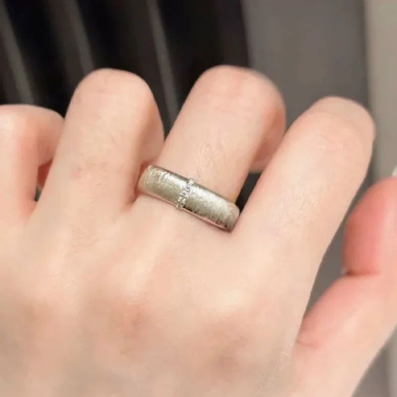 
A5457 👑独立设计师款 火爆🎉时尚圈 精致 单排钻 磨砂 拉丝宽版戒指 💍 高端定制925纯银微镶