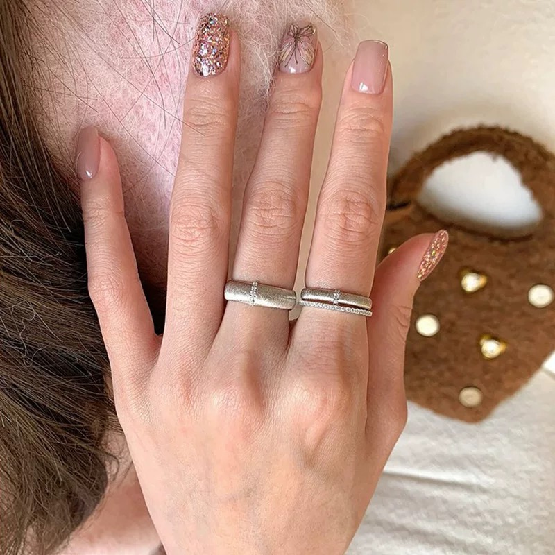 
A5457 👑独立设计师款 火爆🎉时尚圈 精致 单排钻 磨砂 拉丝宽版戒指 💍 高端定制925纯银微镶