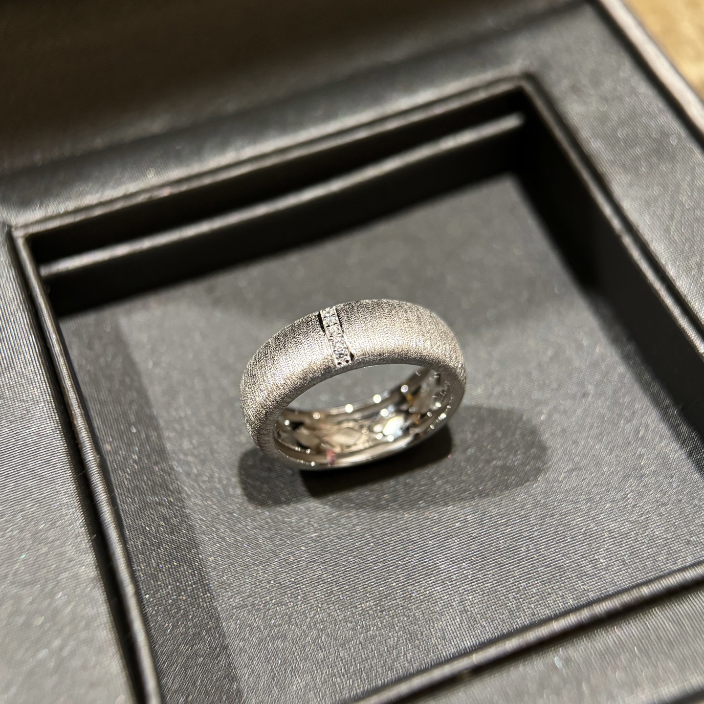 
A5457 👑独立设计师款 火爆🎉时尚圈 精致 单排钻 磨砂 拉丝宽版戒指 💍 高端定制925纯银微镶