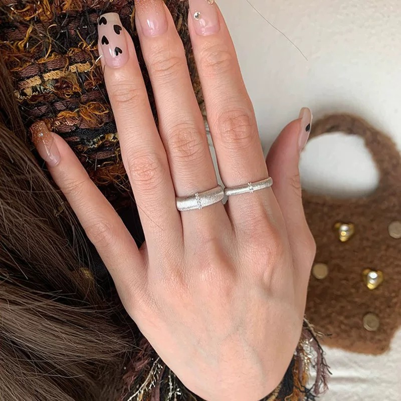 
A5457 👑独立设计师款 火爆🎉时尚圈 精致 单排钻 磨砂 拉丝宽版戒指 💍 高端定制925纯银微镶
