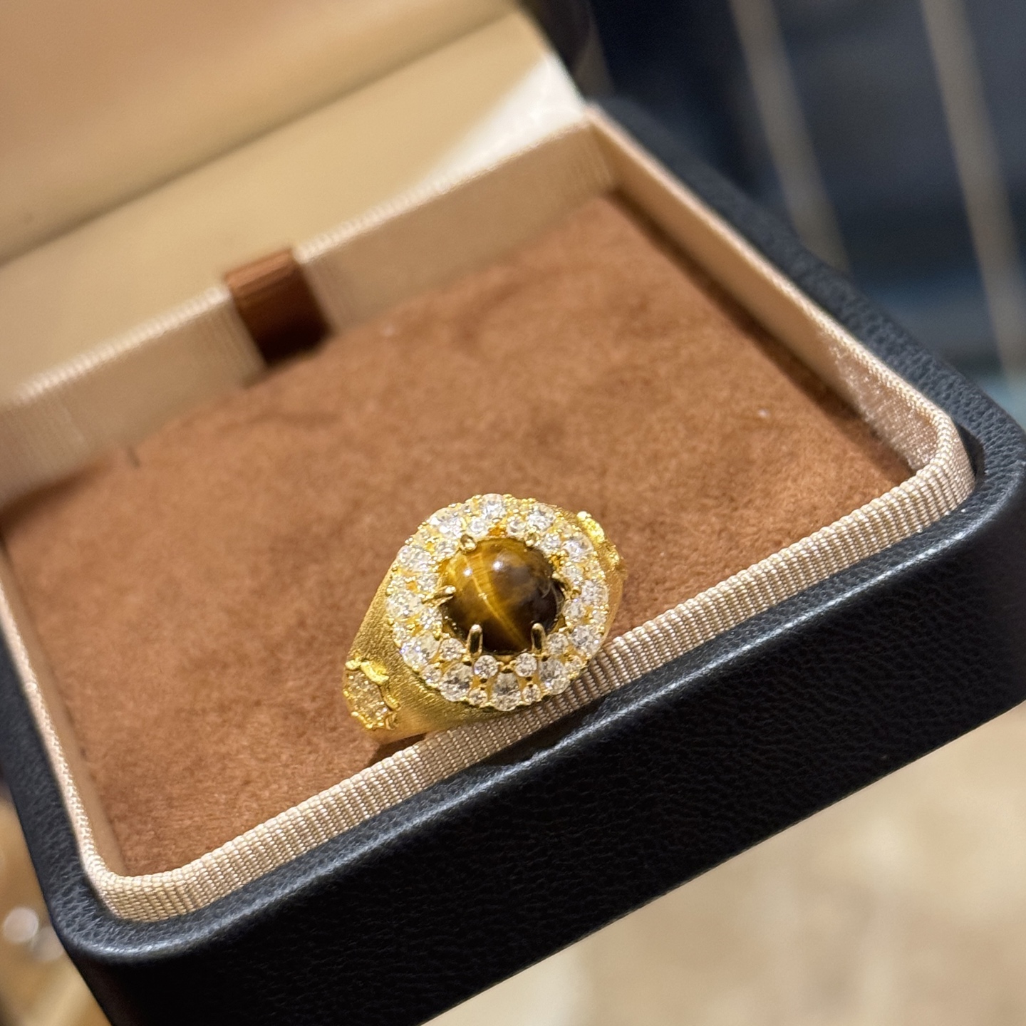 
A5477 👑 中古系列 复古风 虎眼石 双排钻 拉丝 黄金戒指 立现惊喜🎉 非常精工 进口S925纯