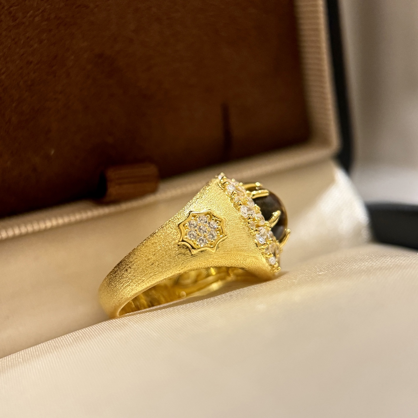 
A5477 👑 中古系列 复古风 虎眼石 双排钻 拉丝 黄金戒指 立现惊喜🎉 非常精工 进口S925纯
