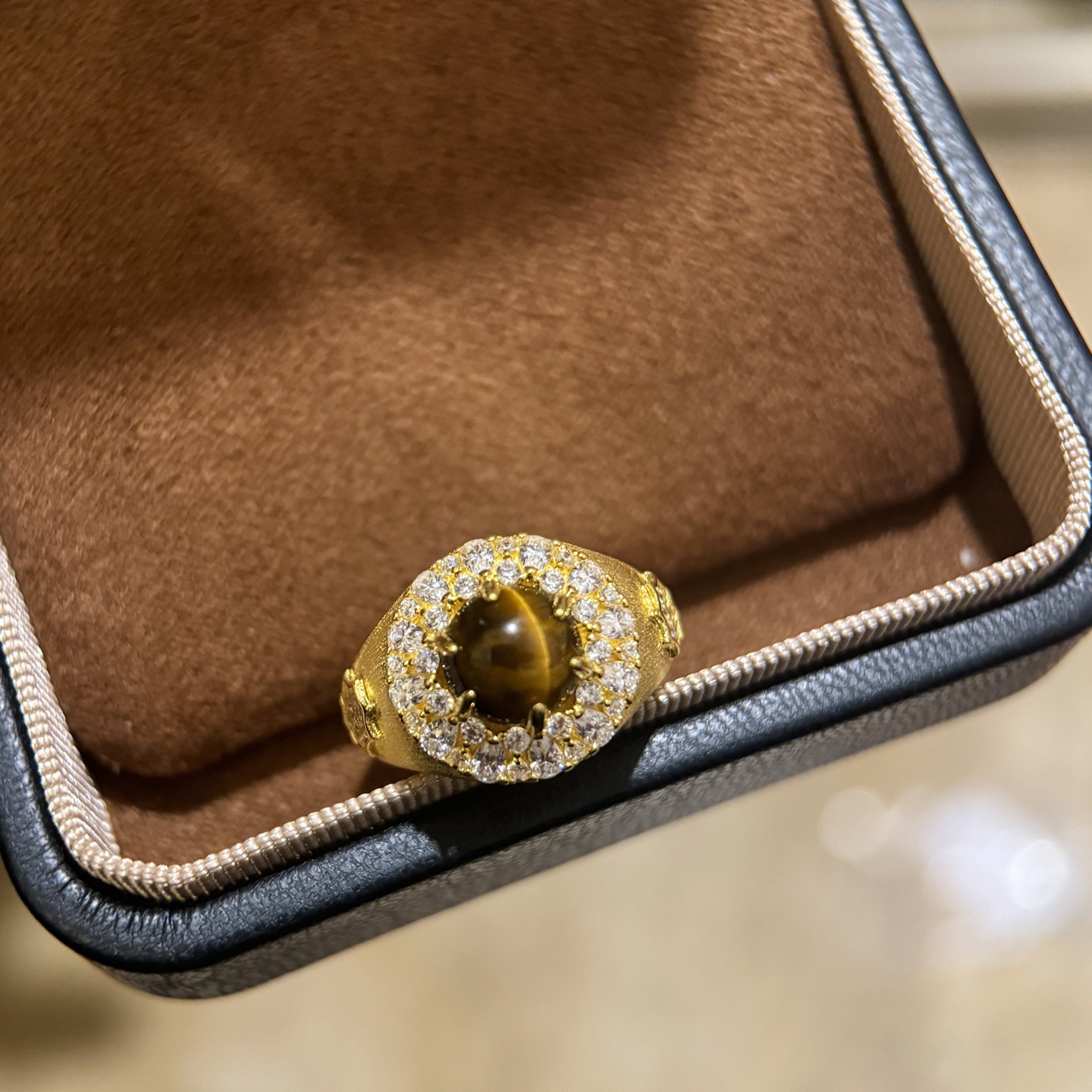
A5477 👑 中古系列 复古风 虎眼石 双排钻 拉丝 黄金戒指 立现惊喜🎉 非常精工 进口S925纯
