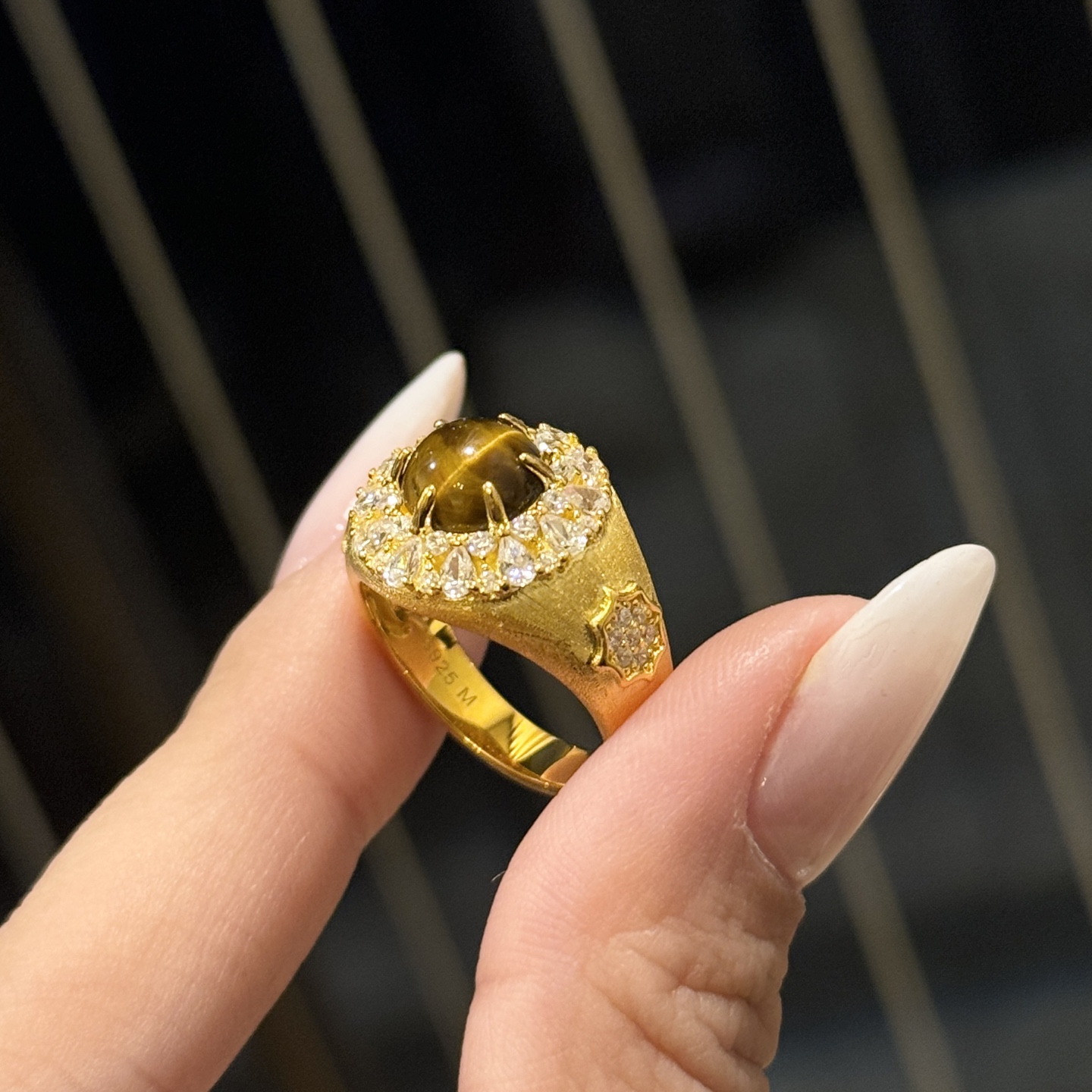 
A5477 👑 中古系列 复古风 虎眼石 双排钻 拉丝 黄金戒指 立现惊喜🎉 非常精工 进口S925纯