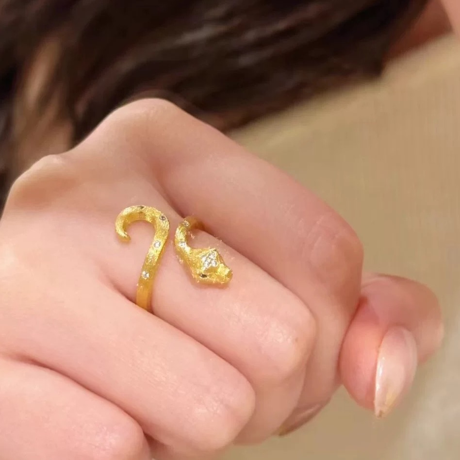 
A5530   👑独立设计师 新款 灵蛇 拉丝戒指 活灵活现 有着栩栩如生的外形。大方得体 超美单品银