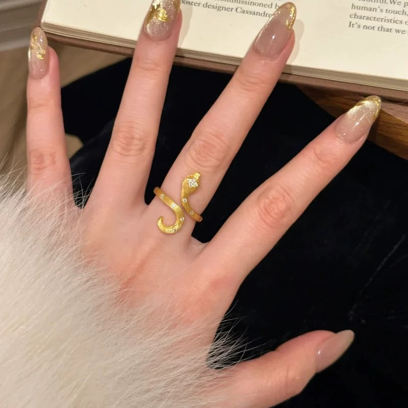 
A5530   👑独立设计师 新款 灵蛇 拉丝戒指 活灵活现 有着栩栩如生的外形。大方得体 超美单品银